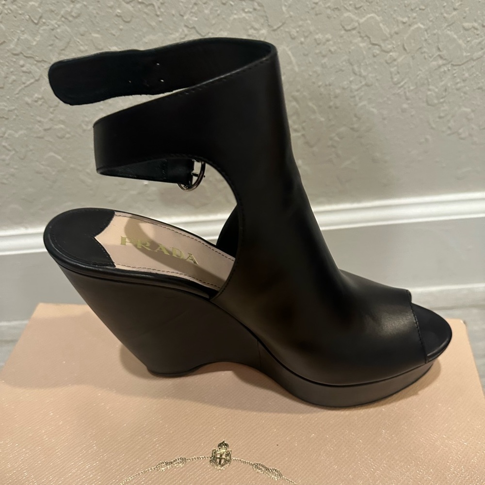 Prada wedges sz 38.5🌟